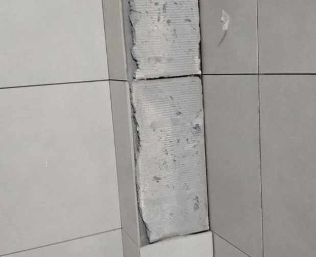 阳江瓷砖空鼓维修公司分享下瓷砖施工前基层浇水润湿程度不足，可能导致以下问题